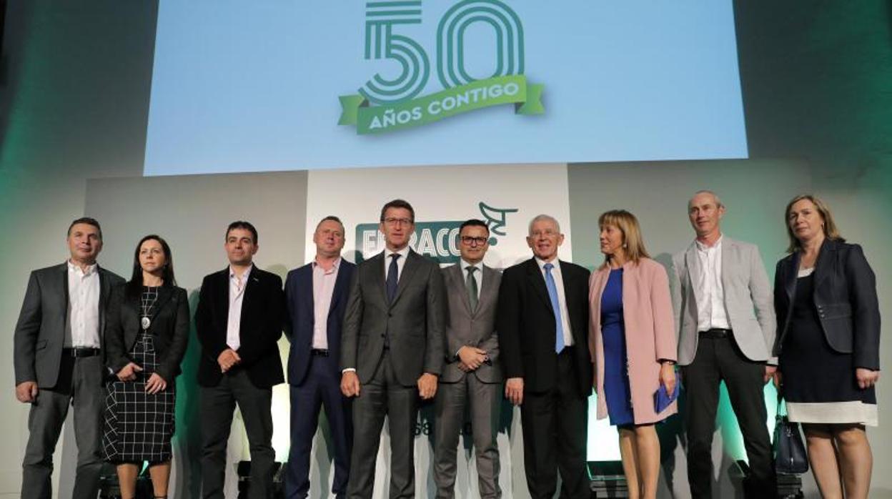 El presidente de la Xunta, en el centro, participó ayer en los actos de aniversario de Feiraco