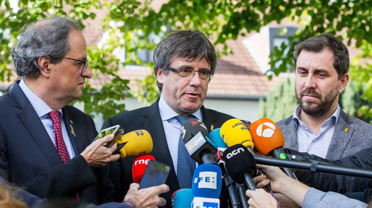 Carles Puigdemont, junto a Quim Torra y Toni Comín
