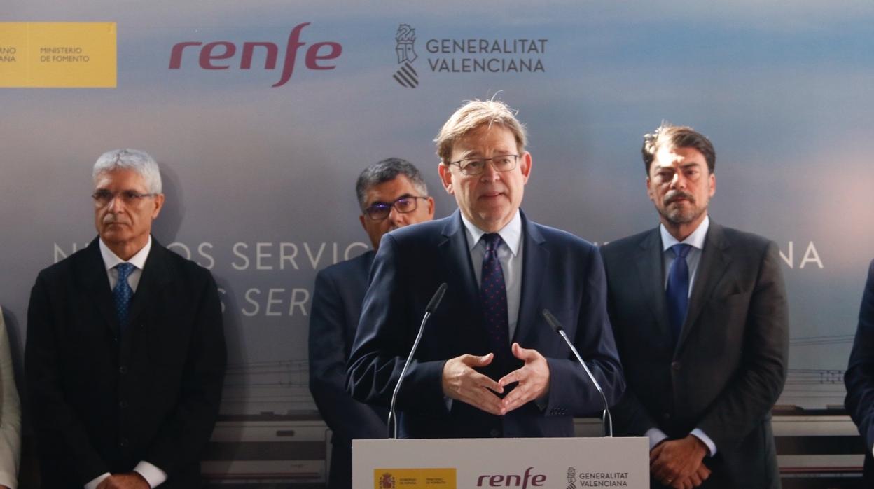 Ximo Puig, junto al alcalde de Alicante, Luis Barcala (derecha), en la rueda de prensa de este lunes