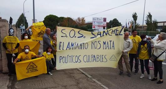 Vecinos de la plataforma «Mi barrio sin amianto» protestaron en las inmediaciones de Reig Jofre