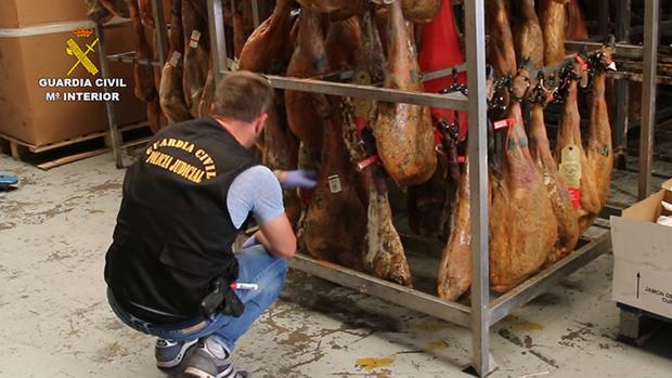 Cae una red con mil toneladas de jamones caducados devueltos por los supermercados listos para vender