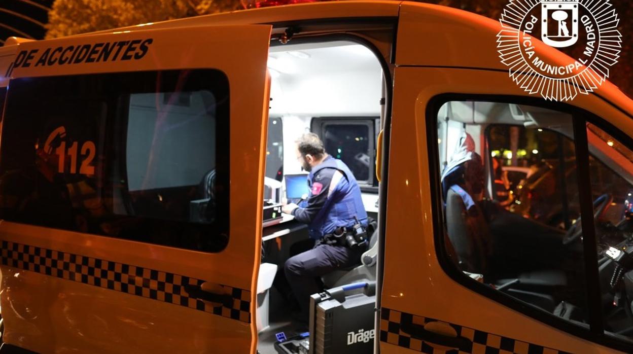 Agentes de la Policía Local tras realizarla la prueba de alcoholemia al detenido