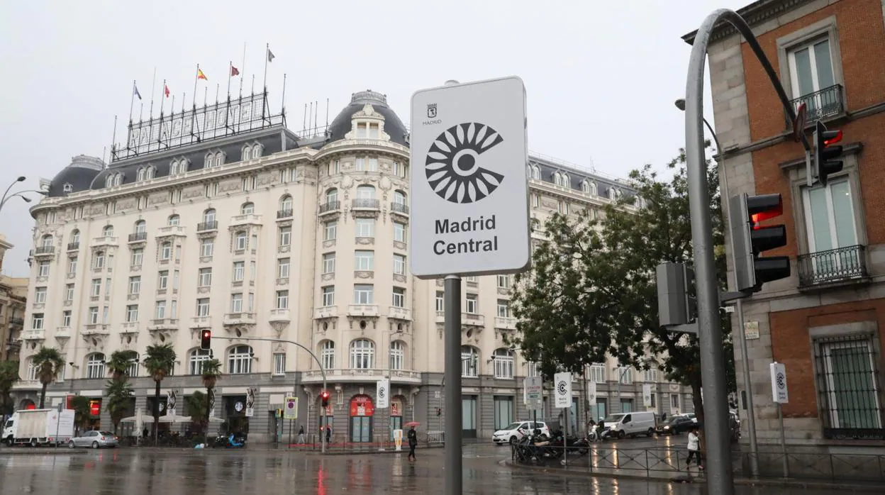 Señal vertical que indica la entrada a «Madrid Central», donde desde el 23 de noviembre estará restringido el tráfico de vehículos privados