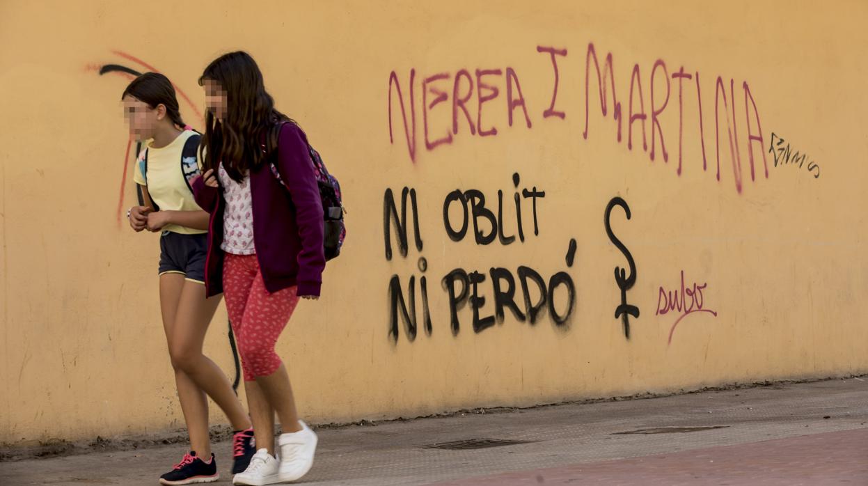 Pintada en recuerdo a las dos niñas asesinadas por su padre en Castellón