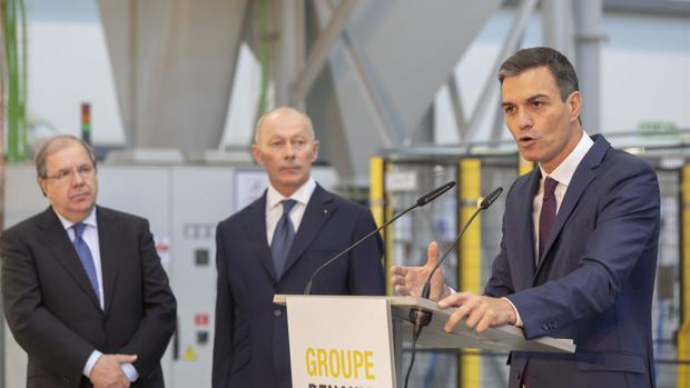 Pedro Sánchez, durante su intervención en la factoría de Renault de Valladolid