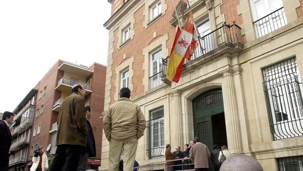 Condenado a más de 10 años de cárcel por agredir a su exmujer con un abreostras