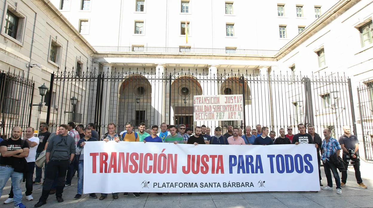 Mineros protestan ante la sede ministerial, donde gobierno, sindicatos y patronal firmaron el Acuerdo Marco para una Transición Justa de la Minería del Carbón y Desarrollo Sostenible de las Comarcas Mineras