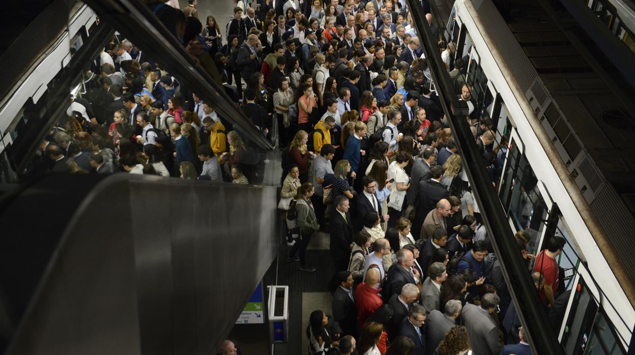 La estación de Metro de Nuevos Ministerios, desbordada de gente