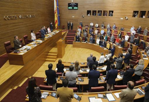 Imagen del minuto de silencio en memoria de Carmen Alborch en las Cortes Valencianas