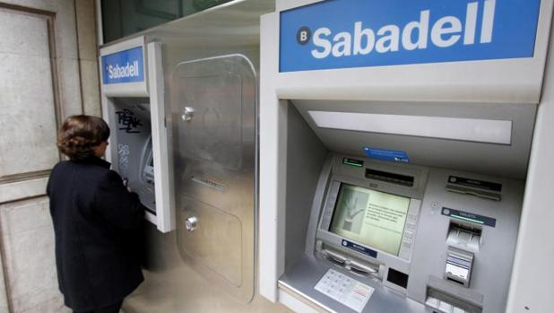 Atraca una sucursal bancaria y se lleva 20 euros