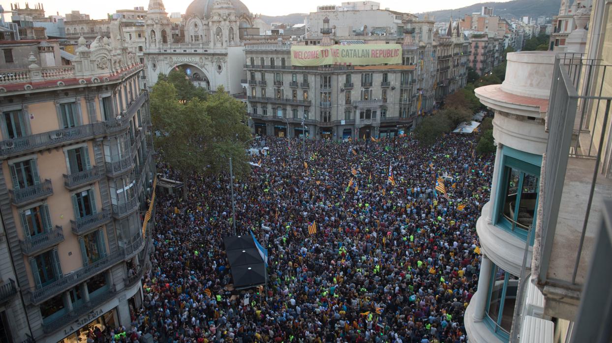 Imagen de la Consejería de Economía, asediada por una masa de independentistas el 20 de septiembre de 2017, cuando una comitiva registrada la sede por orden de un juez que investigaba el referéndum ilegal