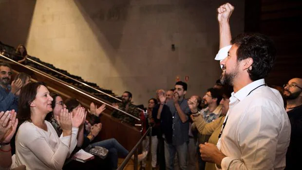 El candidato de Iglesias derrota a Bescansa en las primarias gallegas