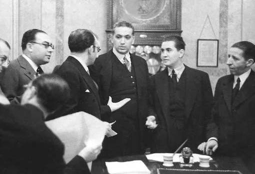 En el centro, Calvo Sotelo en enero de 1936, durante su actividad en el Congreso