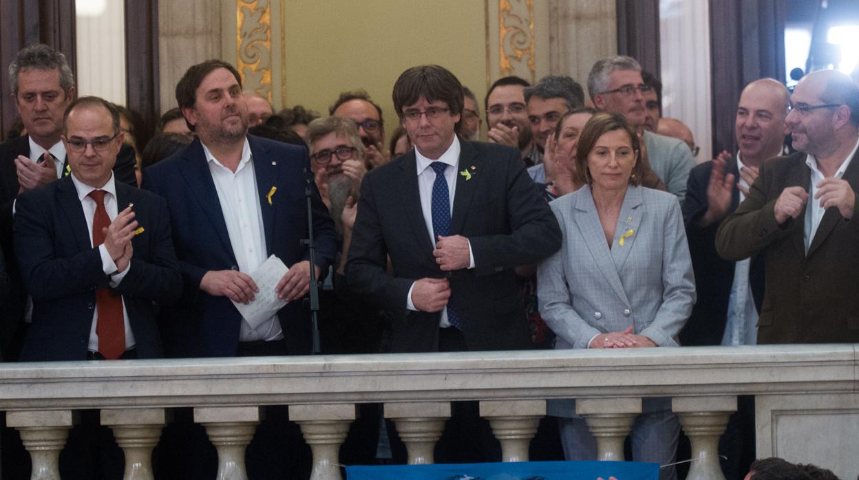 un año de esta imagen, cuando Carles Puigdemont leía la Declaración Unilateral de Independencia