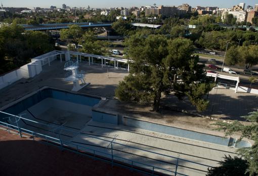 Vistas a la M-30 desde la azotea de la piscina Stella