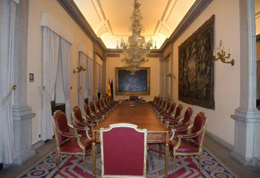 Una de las salas del edificio donde se conservan tapices y cuadros de siglos anteriores