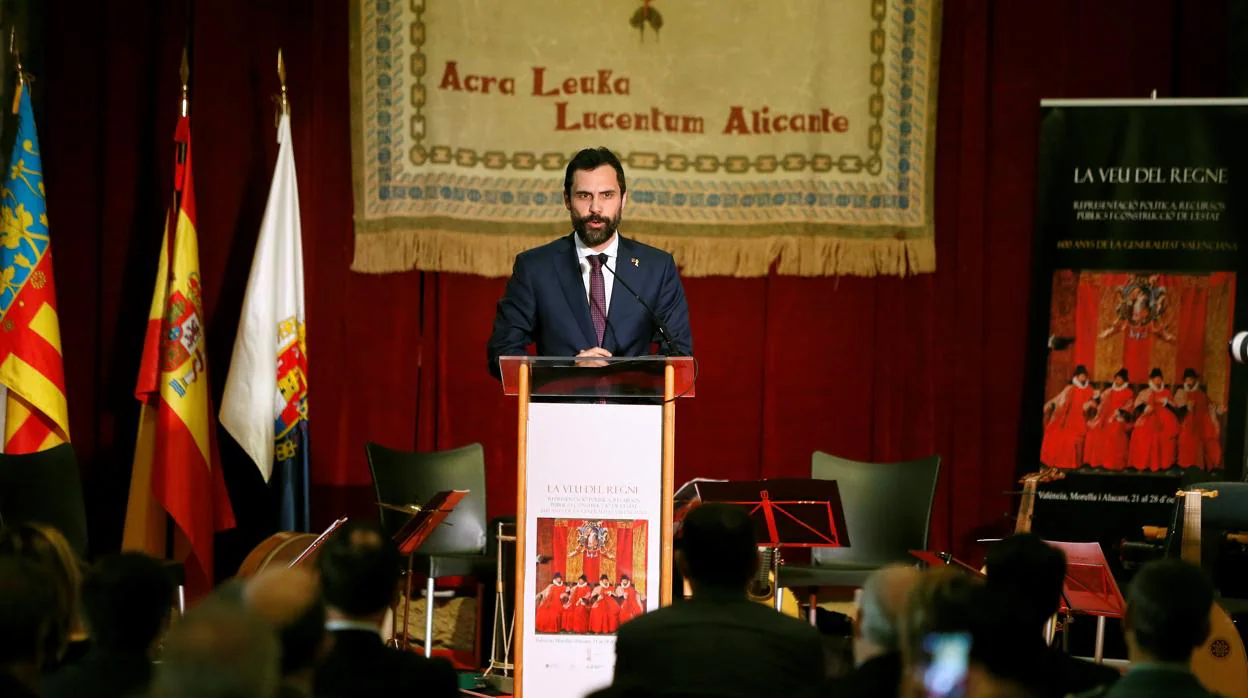 Roger Torrent, durante su intervención en el acto; detrás, las banderas impuestas por el alcalde de Alicante