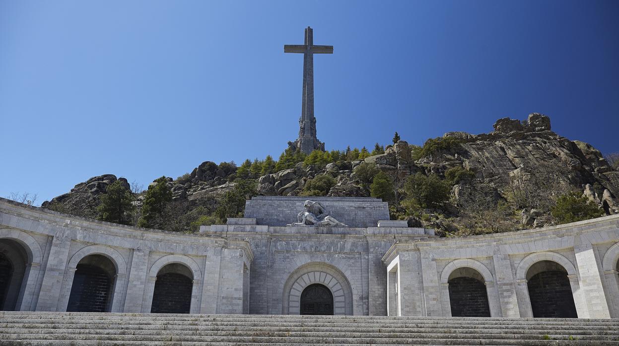 Entrada a la basílica con la Piedad, los Apóstoles y las Virtudes de Juan de Ávalos (base de la Cruz)