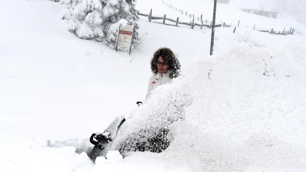 La nieve complica el tráfico en la Autovía del Noroeste y en la AP-66 hacia Asturias