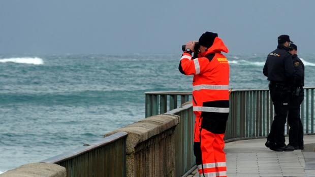 Buscan a un pescador desaparecido en medio del temporal en Galicia