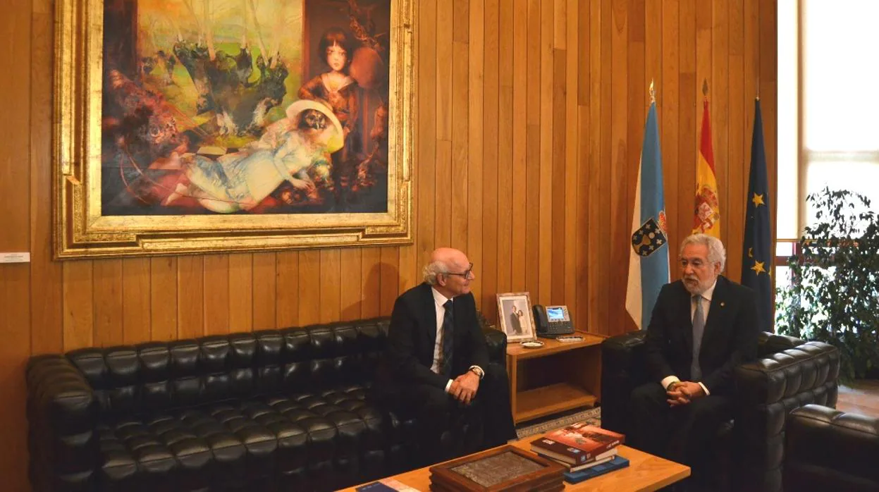 El fiscal superior de Galicia, Fernando Suanzes, con el presidente del Parlamento, Miguel Santalices