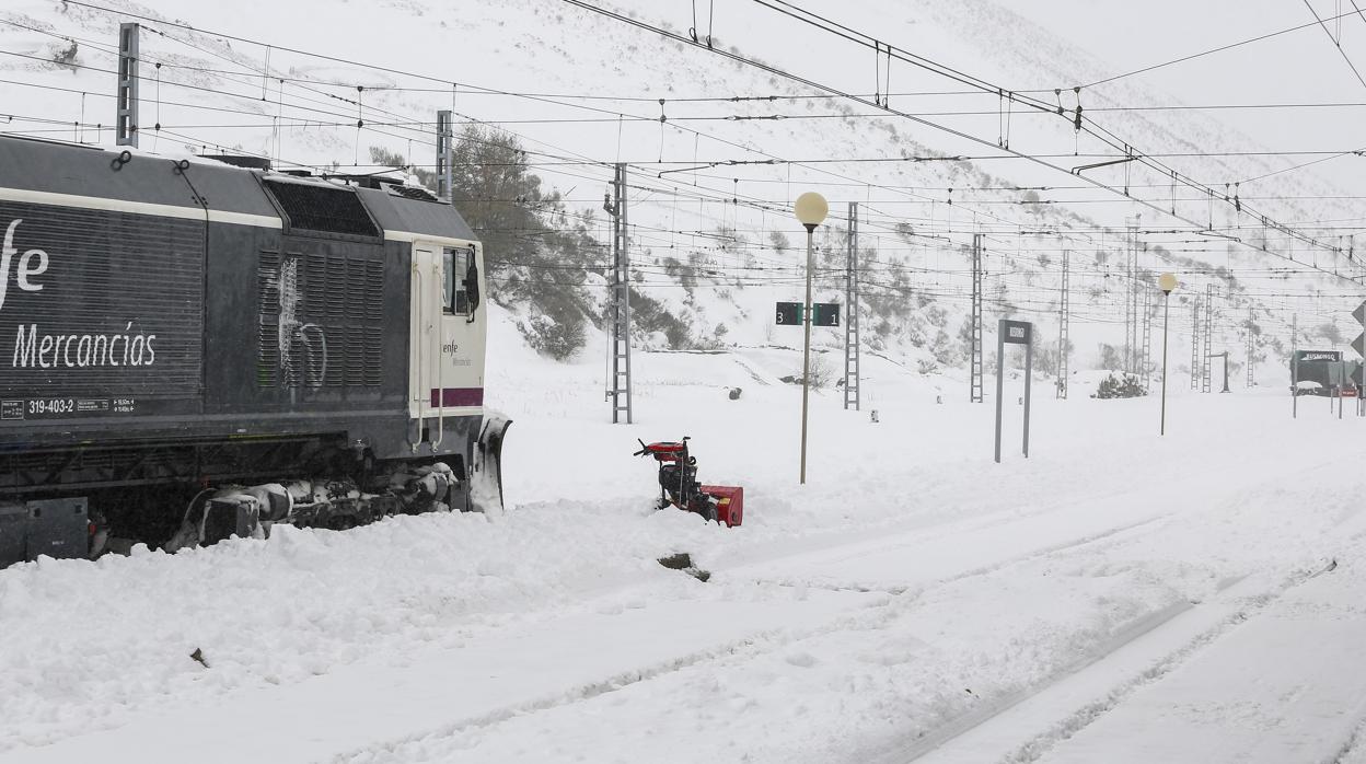 Nieve en la estación de tren de Busdongo (León)