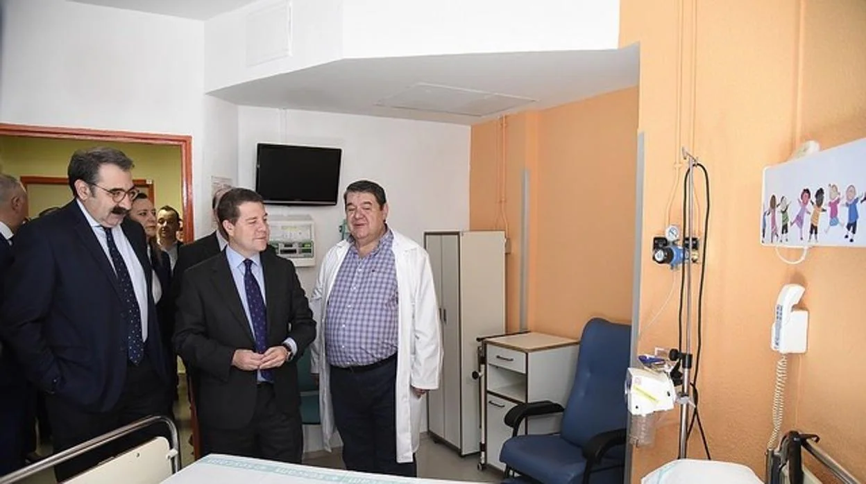 García-Page durante su visita a la unidad de oncohematología infantil en abril de 2018