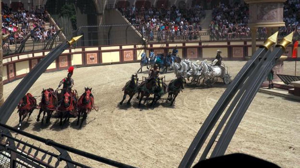 Espectáculo de cuádrigas de caballos en Puy du Fou Francia