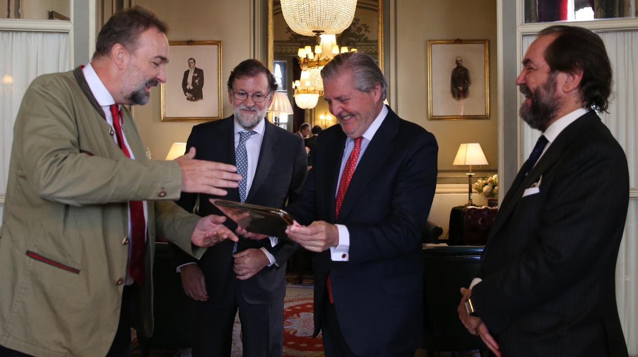 El archiduque Carlos de Habsburgo, el expresidente del Gobierno Mariano Rajoy y el exministro Íñigo Méndez de Vigo, ayer en Madrid