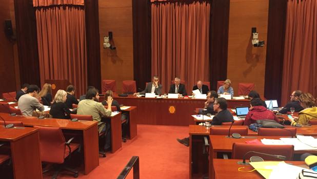 Los secesionistas impiden aprobar una resolución en el Parlament que defiende «las instituciones catalanas»
