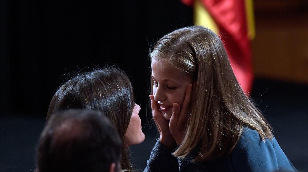 La Reina felicita de manera cariñosa a la Princesa de Asturias