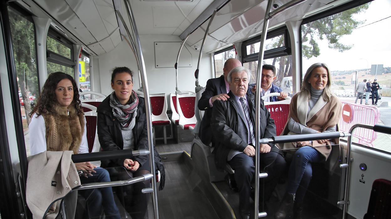 La alcaldesa Tolón y varisos concejales han inaugurado la nueva lína 14 de autobús en Toledo