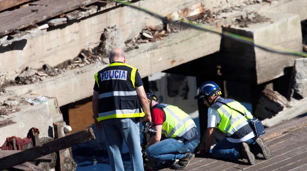 Labores de investigación en el lugar del accidente