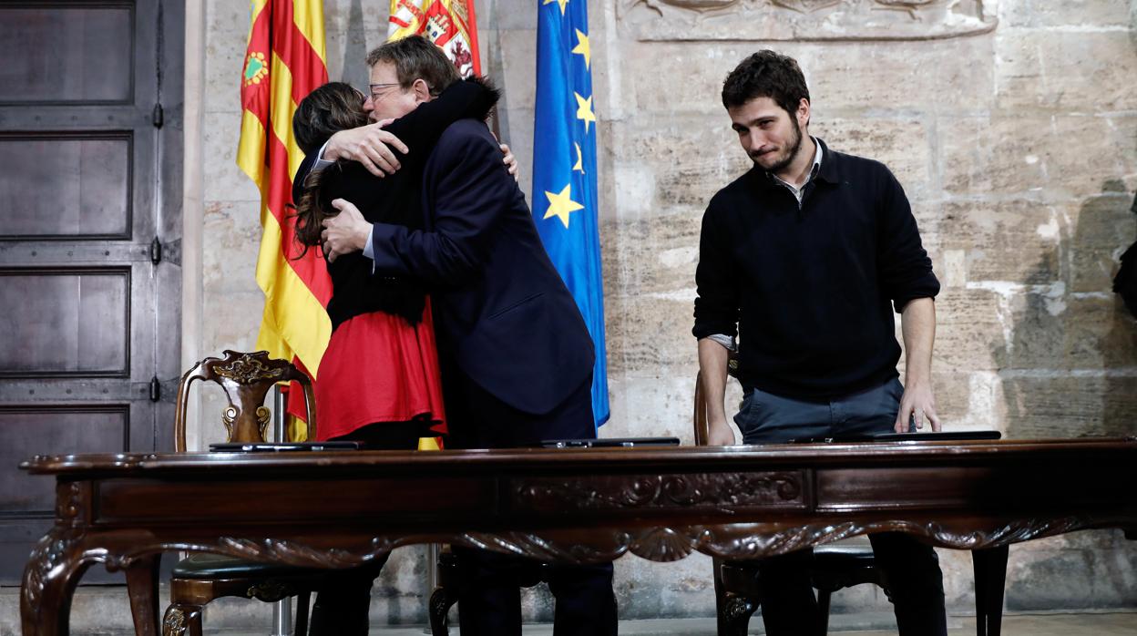 Mónica Oltra y Ximo Puig se abrazan en presencia de Antonio Estañ