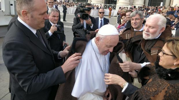 El Papa Francisco ya tiene su capa alistana de Zamora