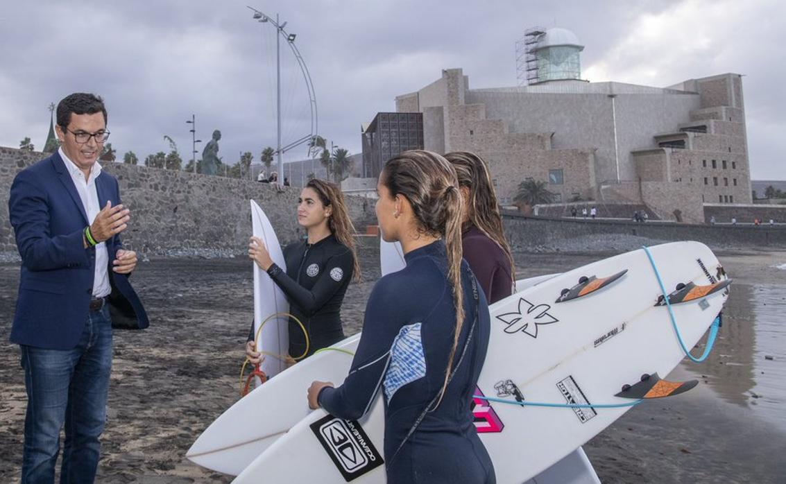 Pablo Rodríguez hablando con unas surferas en La Cícer el pasado mes de octubre