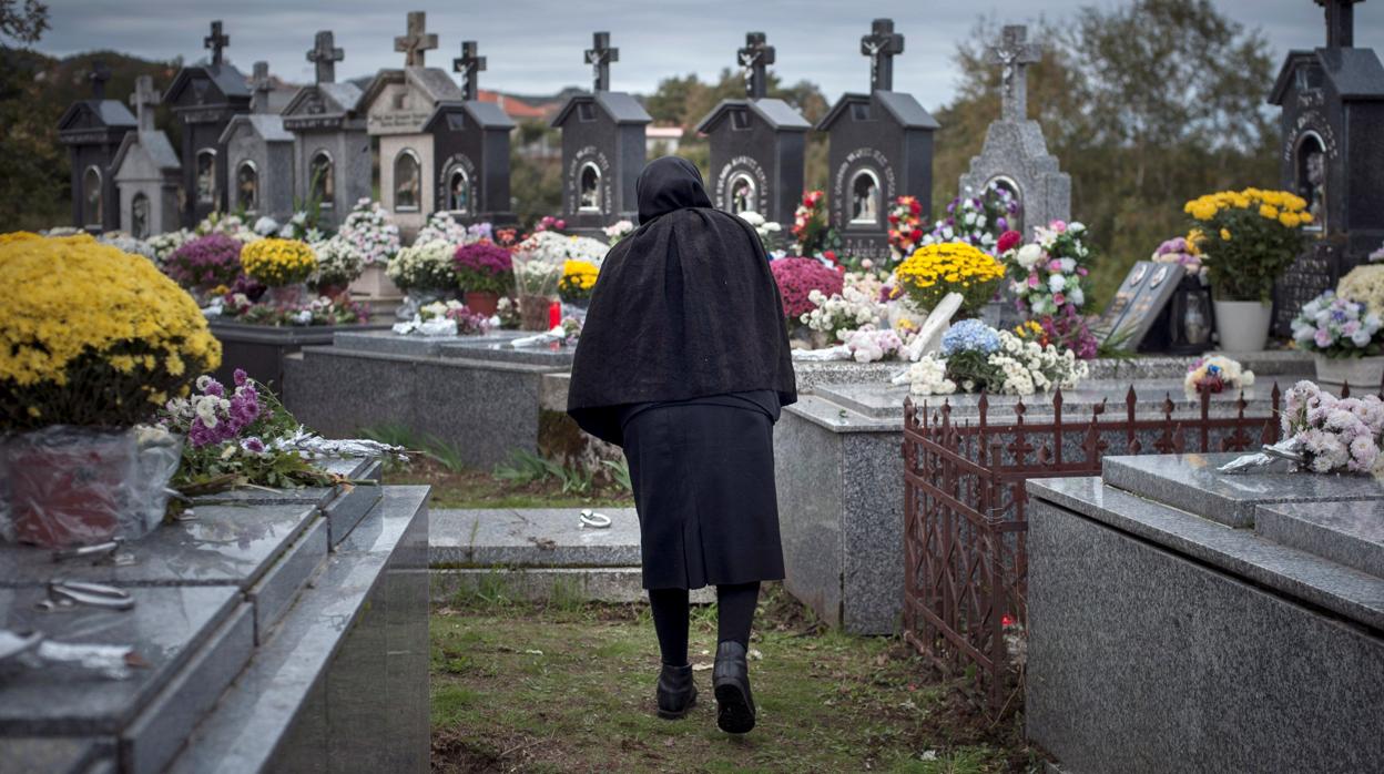 Una mujer, este jueves, en el cementerio de Muíños (Orense)