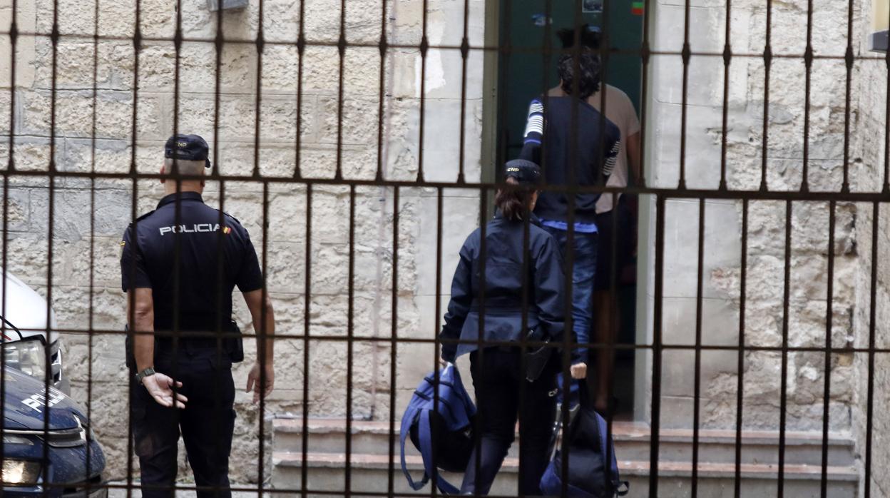 Imagen de archivo de unos agentes de la Policía Nacional en Alicante