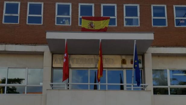 Mejorada: ordenan por decreto al PP retirar la bandera de España