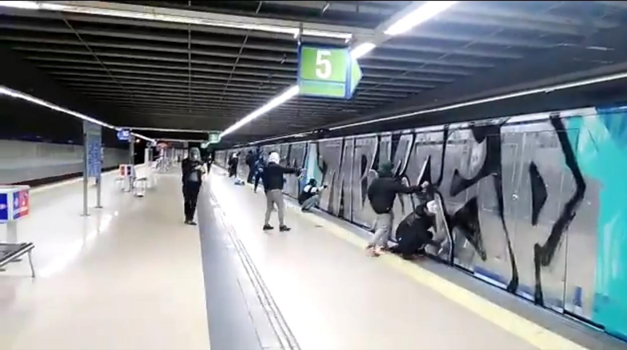 Momento en el que la banda de grafiteros pinta el tren tras asaltar la cabina del conductor