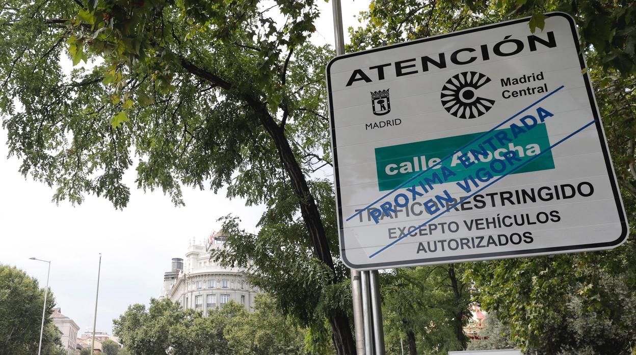 Señal que avisa de la entrada en el área de Madrid Central, donde desde el 30 de noviembre estará restringido el tráfico privado