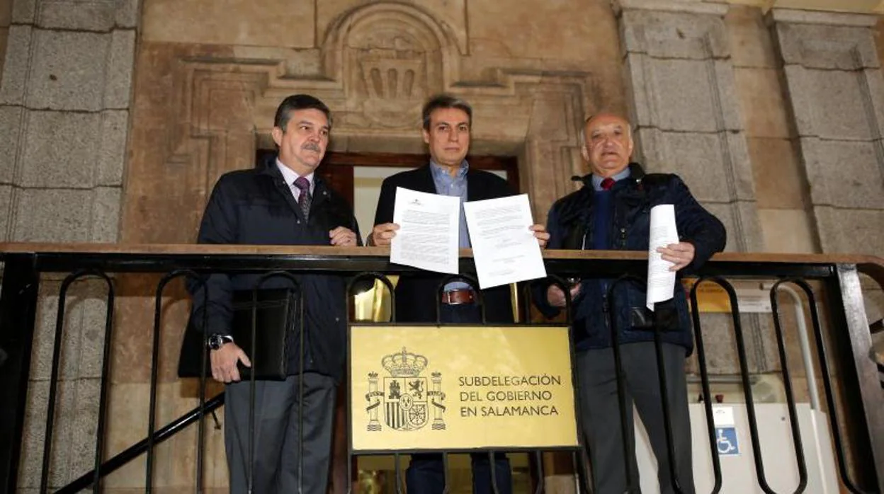 El presidente de la Asociación Salvar el Archivo de Salamanca, en el centro, con la carta remitida al ministro de Cultura y las mociones promovidas en el Ayuntamiento y las Cortes de Castilla y León