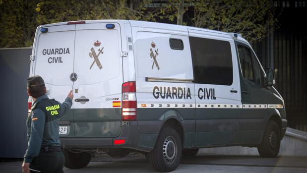 Atacan un furgón con extintores para que escape un preso