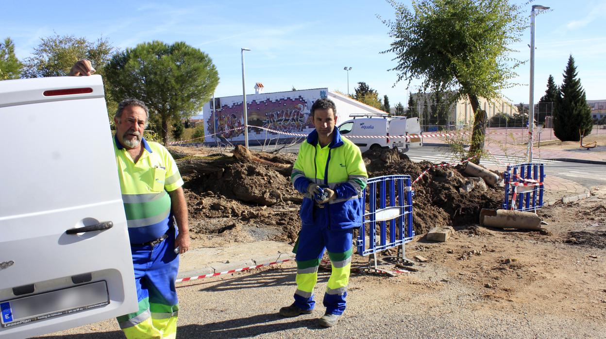 Los trabajadores de Aqualia encontraron el proyectil cuando estaban reparando una avería de agua