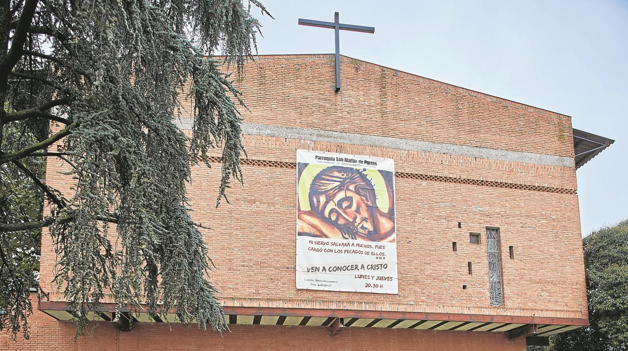 Exterior de la parroquia, en pleno corazón de Hortaleza