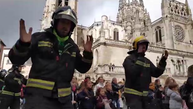 Vídeo: Los bomberos de Burgos, al son de los Bee Gees por la ELA