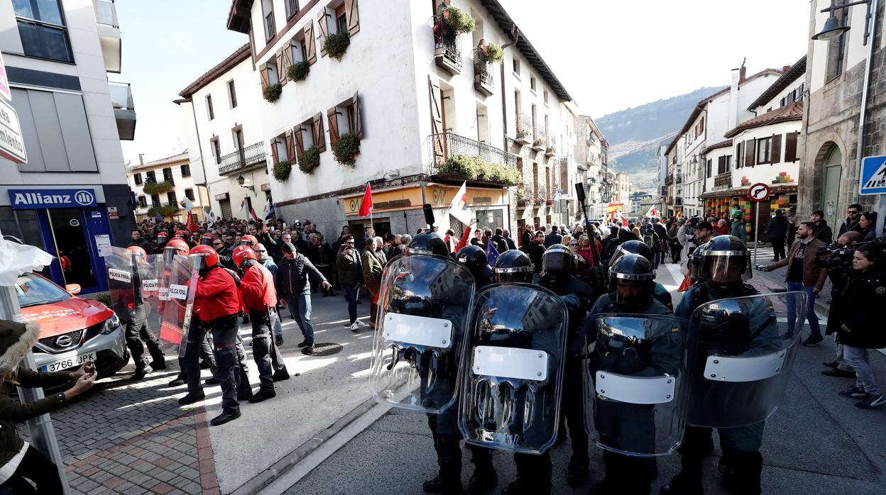 Efectivos de la Guardia Civil y la Policía Foral junto a asistentes al acto de apoyo la Guardia Civil celebrado por la iniciativa «España Ciudadana», impulsada por Ciudadanos hoy en Alsasua