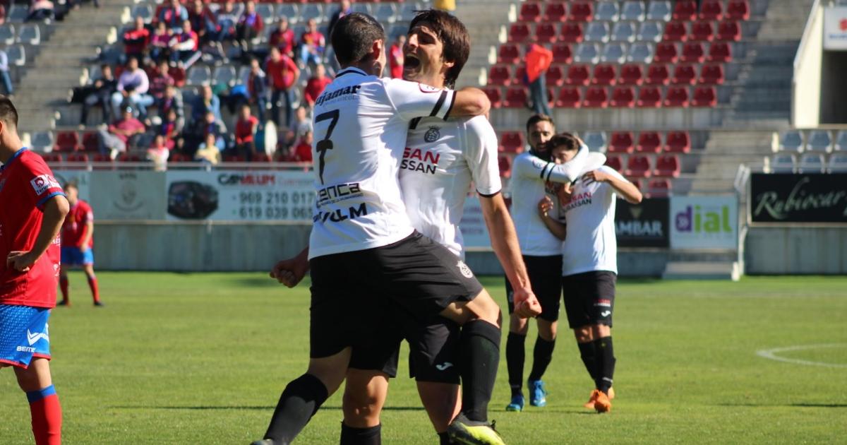 Jairo Cárcaba celebra el 2-0 frente al Teruel. El delantero cántabro ya suma siete goles en Liga