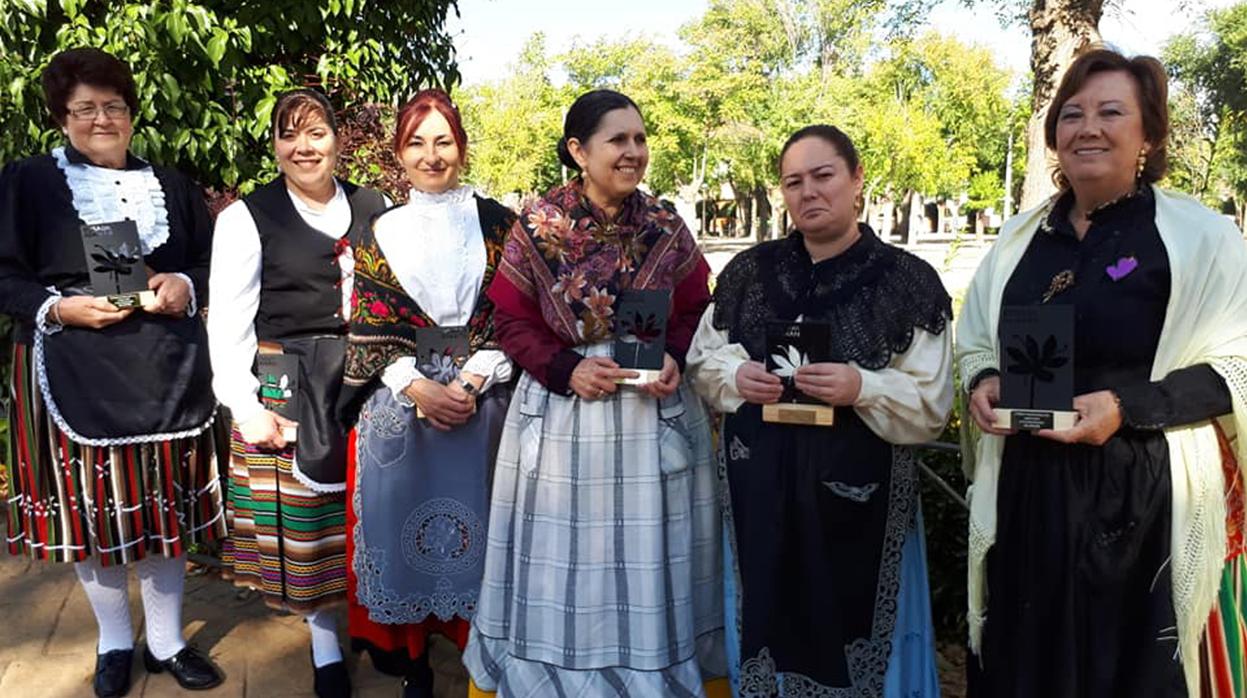 Participantes en el Concurso de Monda de Rosa . La ganadora, Isabel Morales, segunda por la izquierda