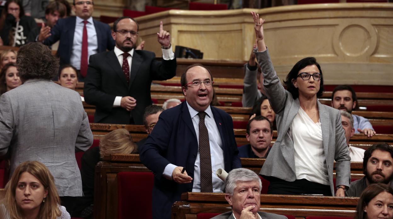 Granados, junto a Iceta, en el Parlament de Cataluña